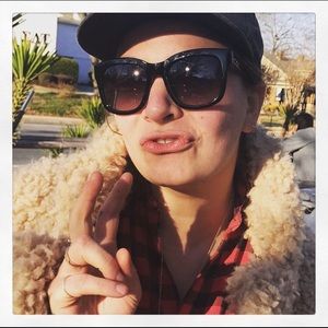 Meet your Posher, Caitlin